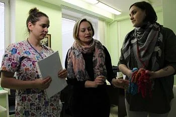 В Региональный перинатальный центр волонтеры передали более пятидесяти вязаных вещей
