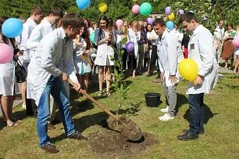 В честь последнего звонка студенты мединститута БФУ им. И. Канта посадили магнолию