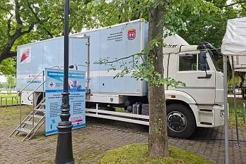 Передвижной медицинский комплекс переехал с Верхнего озера в сквер у монумента «Мать-Россия»