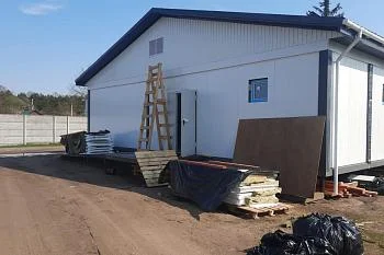 Продолжаются работы по установке врачебной амбулатории в поселке Взморье Продолжаются работы по установке врачебной амбулатории в поселке Взморье